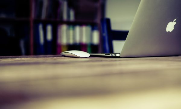 办公室休息区一名上班族利用午休时间用笔记本电脑浏览网页，光线明亮氛围轻松